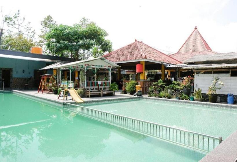 Отель Oyo 563 Damar Mas Resort Lereng Kelud