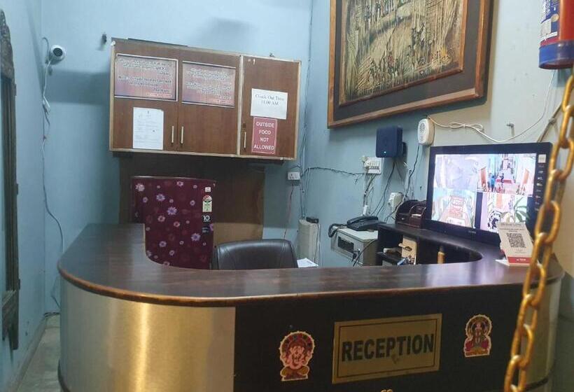 Отель Oyo Flagship Saket Utsav Laan