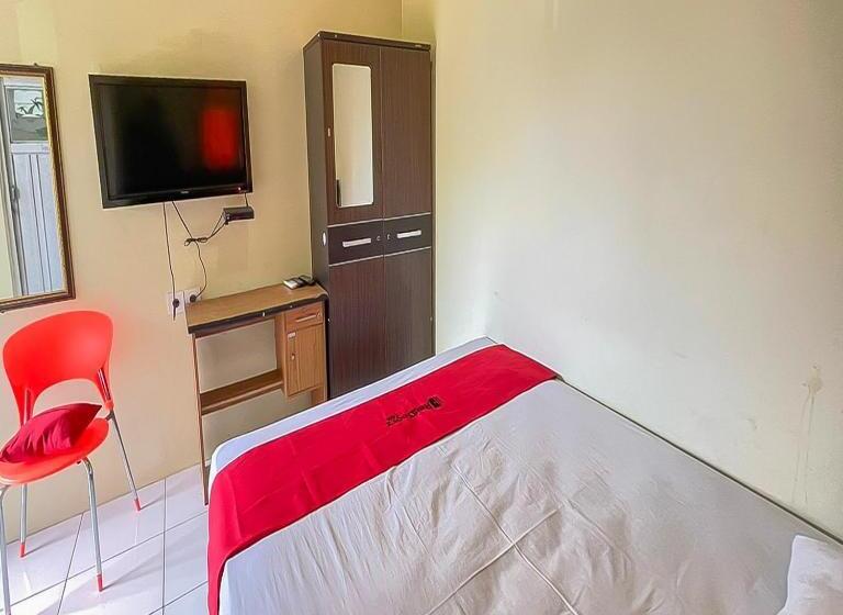 Отель Reddoorz At Wahidin Street Cirebon