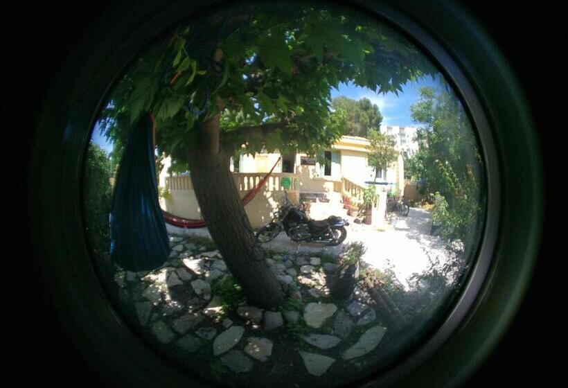 هاستل Goclands Tiny Cool Coliving Coworking Villa Garden