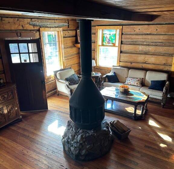 فندق Rustic Beaverfoot Lodge Room N10