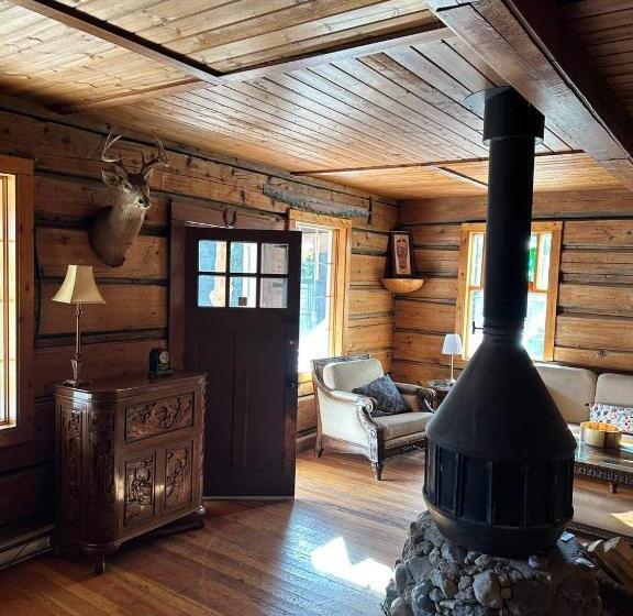 فندق Rustic Beaverfoot Lodge Room N10