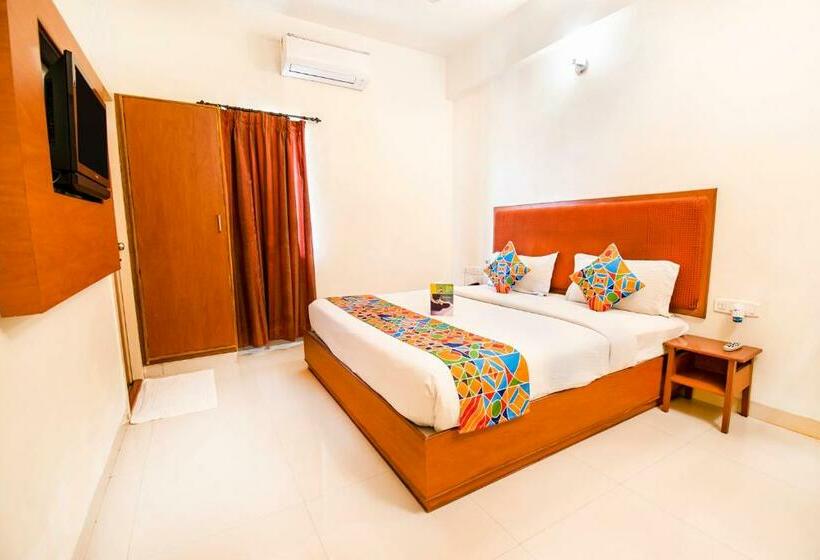 בית מלון כפרי Treebo Sam Residency