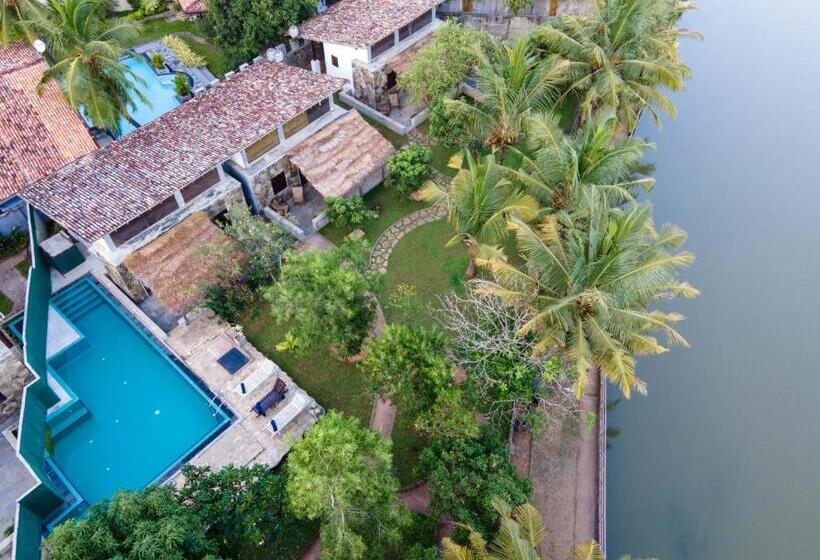 Отель Queens Mount Tri Villas