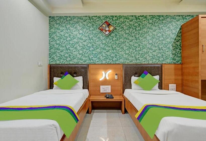Collection O Hotel Johri Residency