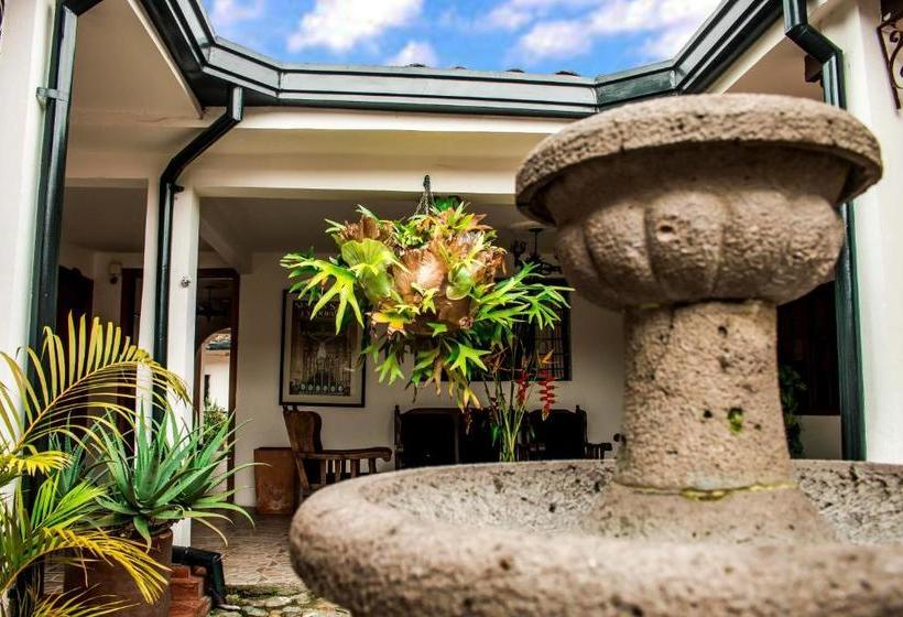 هتل Los Portales Inn