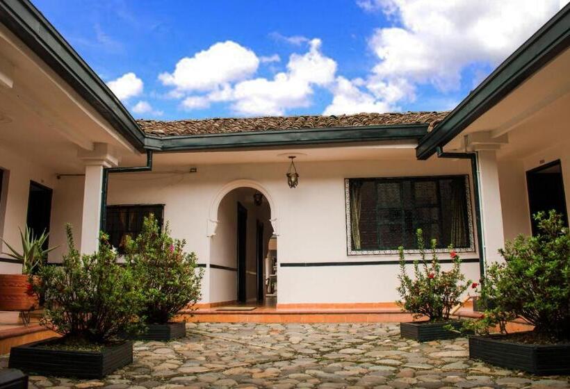 هتل Los Portales Inn