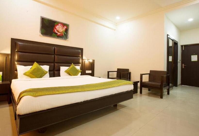 Отель Treebo Dee Intercontinental Amritsar