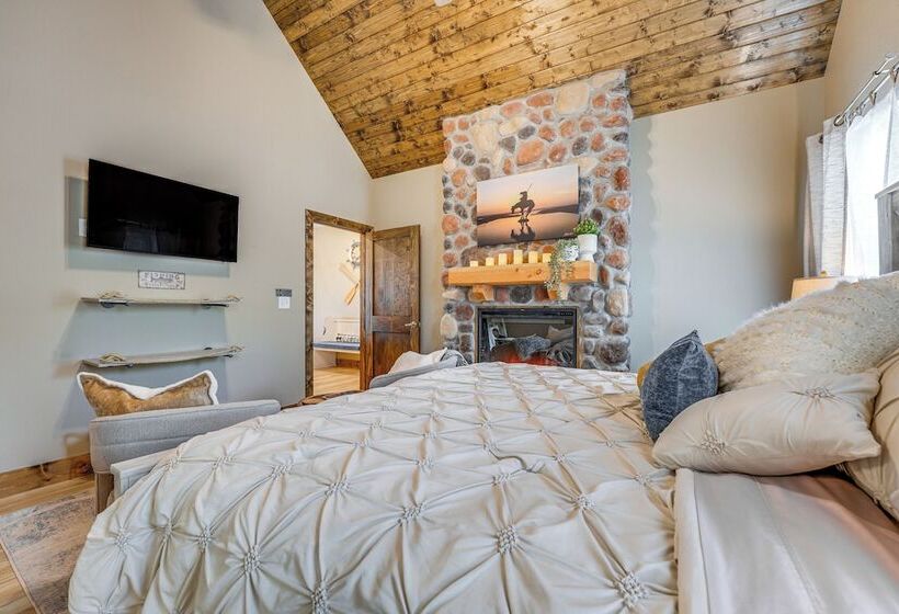 Branson Log Cabin Near Silver Dollar City & Lake!