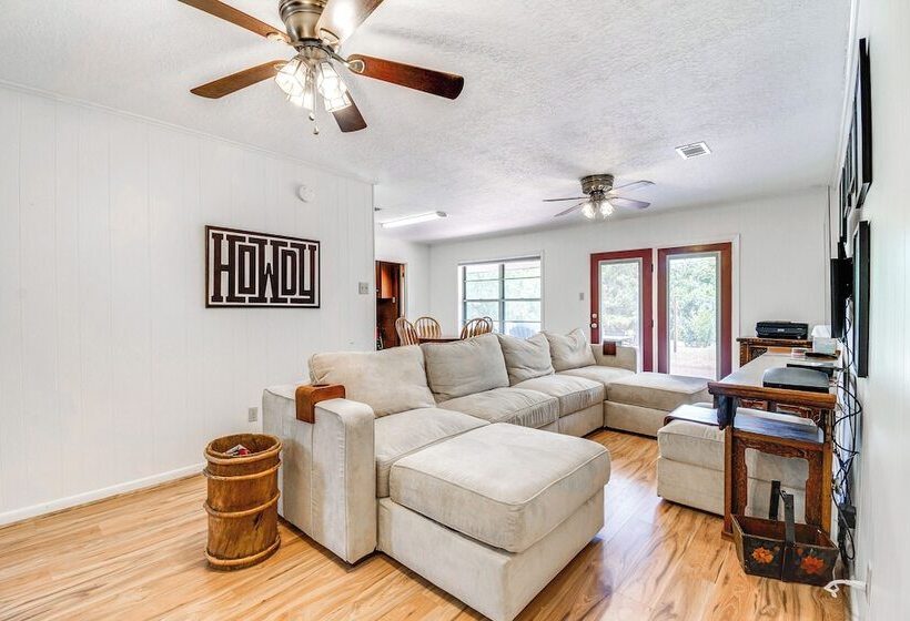 2 Mi To Kyle Field: Bryan Home W/ Fenced Yard