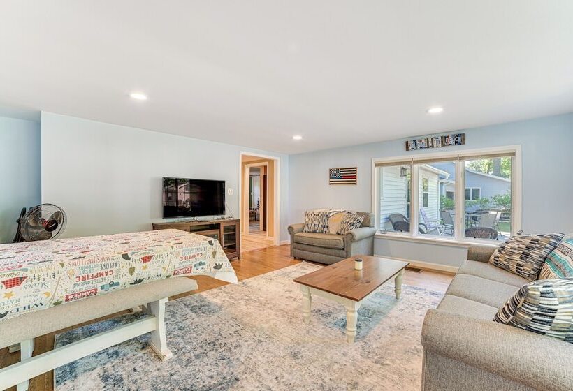 Cadillac Cottage W/ Grill: Walk To Lake Cadillac!