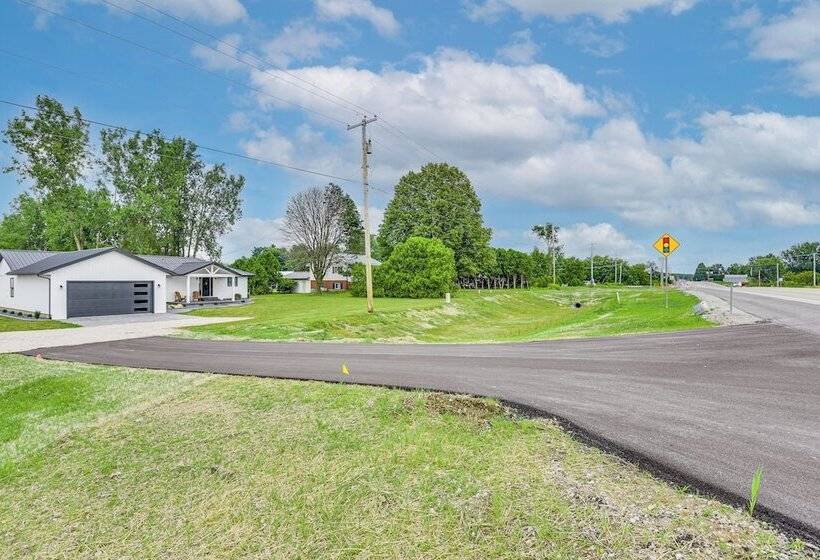Charming Middlebury Retreat W/ Patio & Fire Pit