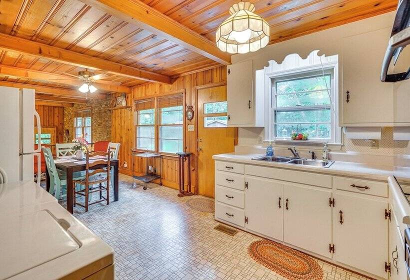 Peaceful Lumberton Home   7 Mi To Dtwn Riverwalk!