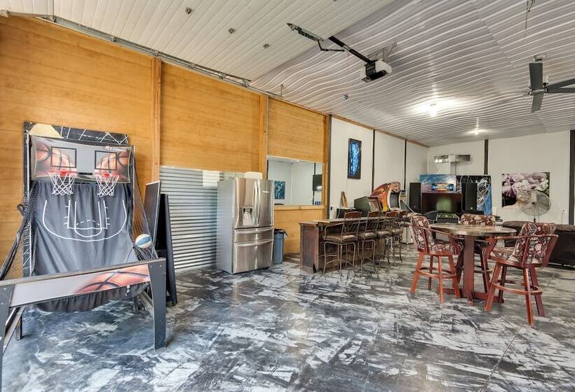 5 Acre Graceland Family Home In West Des Moines