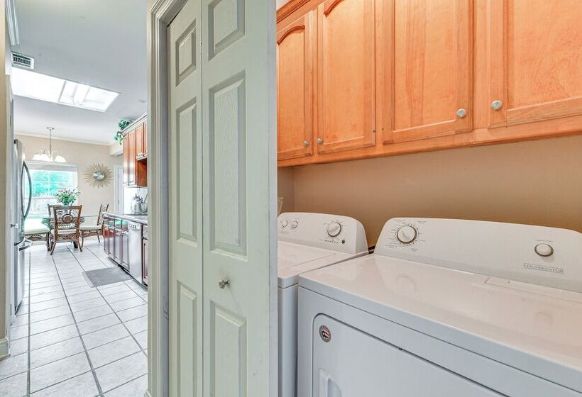 Baton Rouge Retreat W/ Patio, Grill & Fire Pit!