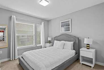 Beautiful Vacation Home With Splash Pool 35
