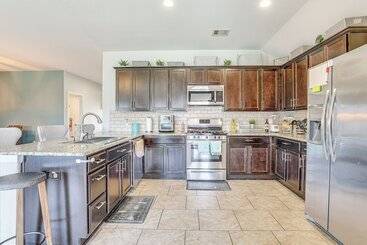 Chic & Relaxing Katy Escape W/ Community Pool!