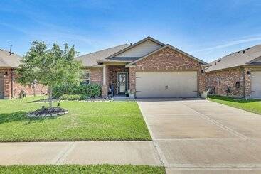 Chic & Relaxing Katy Escape W/ Community Pool!
