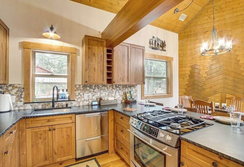 Cle Elum Cabin W/ Hot Tub, 4 Grills & Game Room!