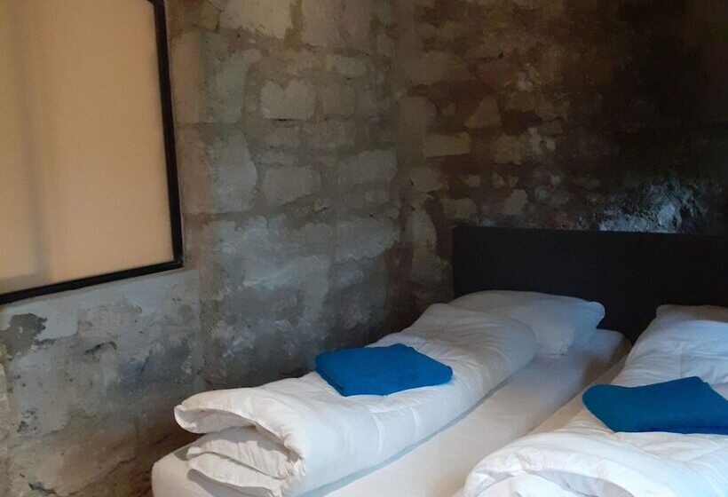 호텔 Renovated Castle Apartment With Swimming Pool