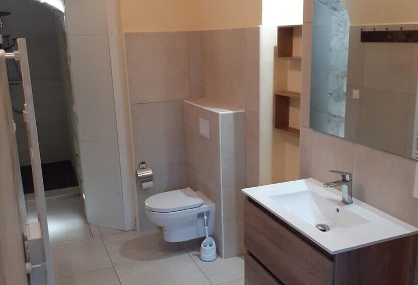 호텔 Renovated Castle Apartment With Swimming Pool