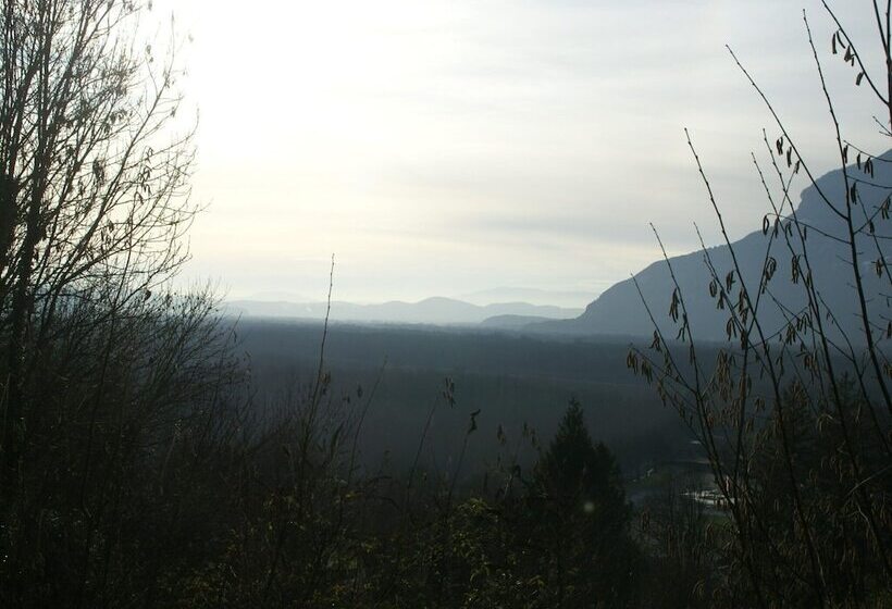 호텔 Renovated Castle Apartment With Swimming Pool