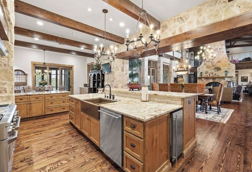 乡村酒店  Rusted Roof Ranch   Pool Bar Fireplace