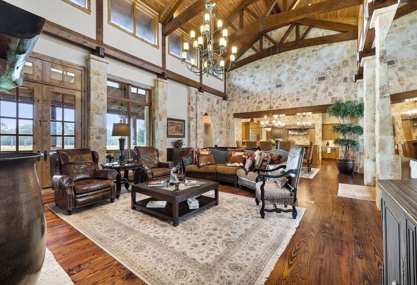 乡村酒店  Rusted Roof Ranch   Pool Bar Fireplace