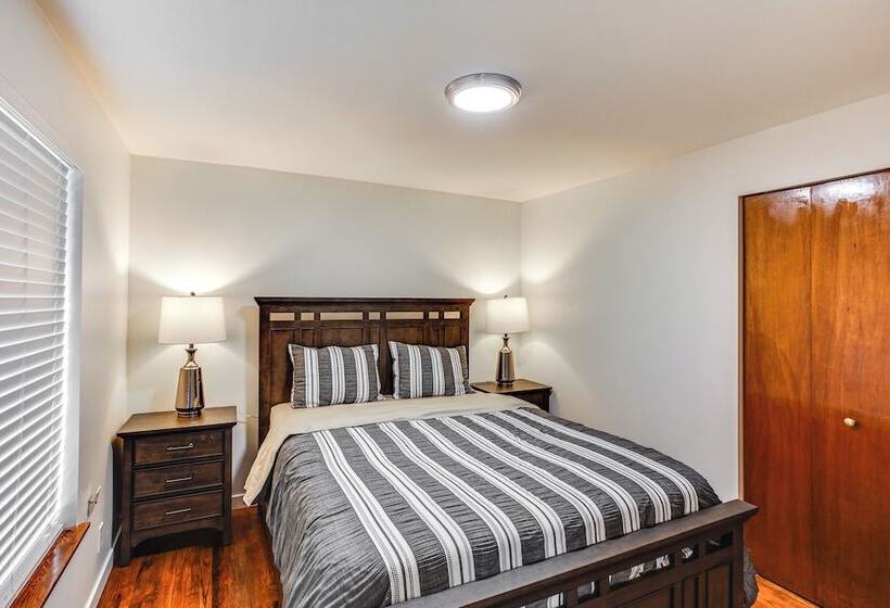 Lakefront Gig Harbor Home W/ Deck & Views