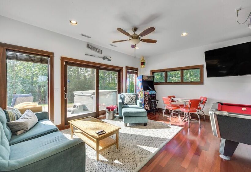 Lakefront Holcombe Getaway: Hot Tub, 2 Docks!