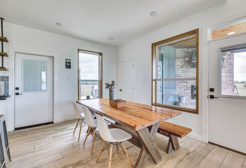 Modern Bryan Farmhouse On 1 Acre W/ Hot Tub!