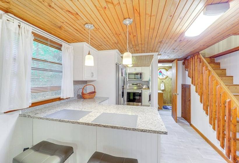 10 Mi To Slopes: Peaceful Newland Home W/ Balcony!