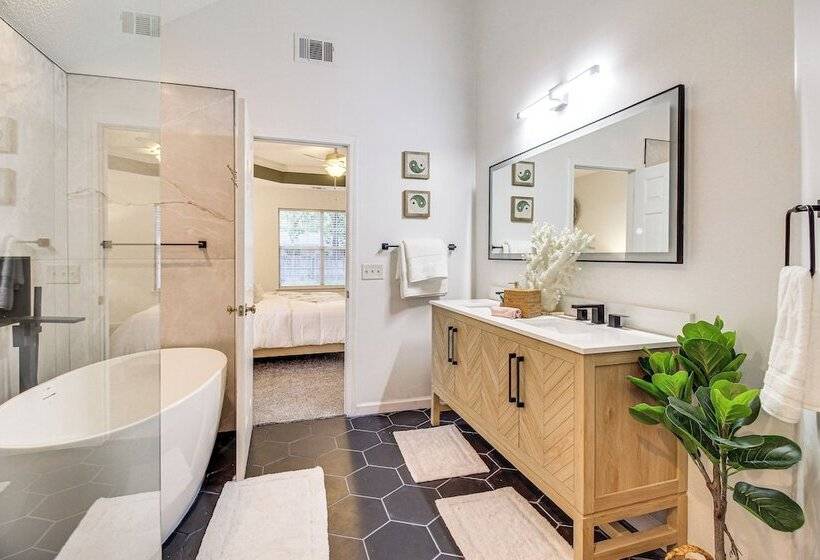 Pet Friendly Savannah Home W/ Cozy Fireplace!