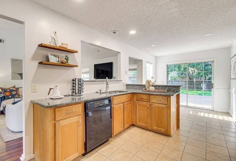 Pet Friendly Savannah Home W/ Cozy Fireplace!