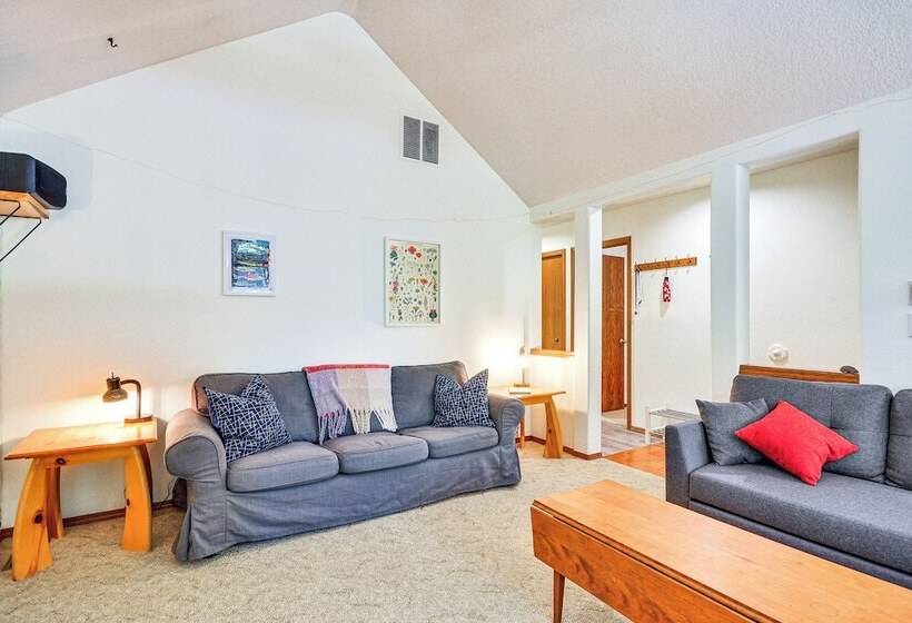 Rhododendron Retreat W/ Hot Tub: Steps To River!