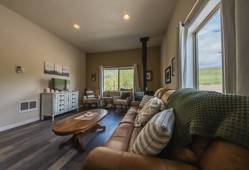 Saddlehorn Ridge Cabin