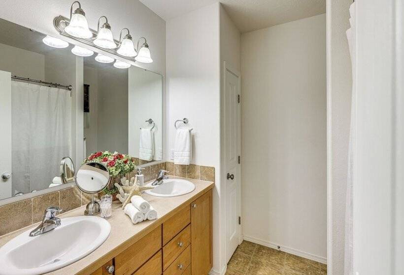 West Richland Home W/ Large Yard: Near Wineries!