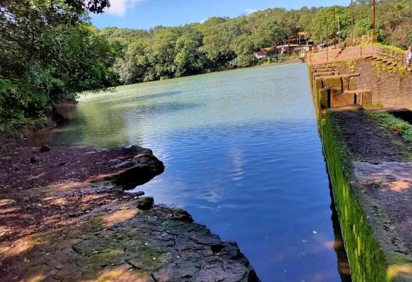تختخواب و صبحانه The Bagicha Residency Matheran