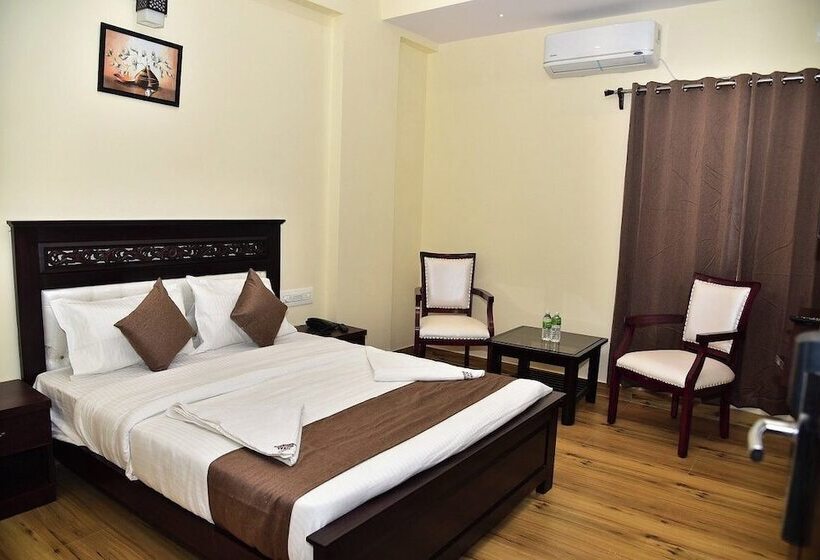 Отель Sak Royal Residency