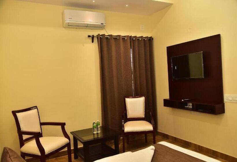 Отель Sak Royal Residency