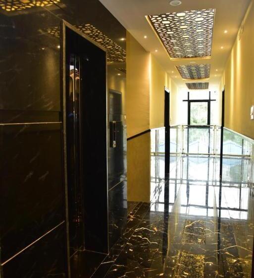 Отель Sak Royal Residency