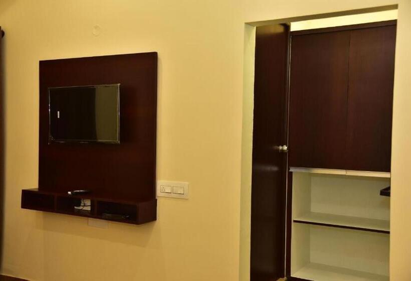 Отель Sak Royal Residency