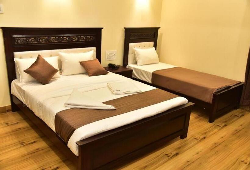Отель Sak Royal Residency
