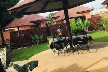 هتل Steak House Guesthouse And Restaurants