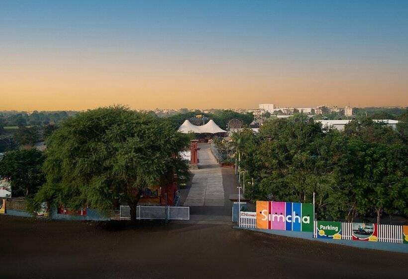 בית מלון כפרי Zone Connect By The Park Indore