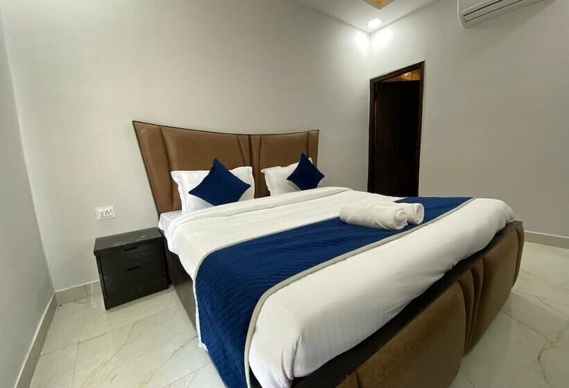 استراحتگاه Gobravo 12 Vansh 4bhk Farm W/t Pool Sec135 Noida