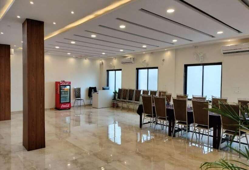 호텔 Satkar International