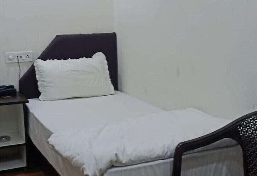 호텔 Satkar International