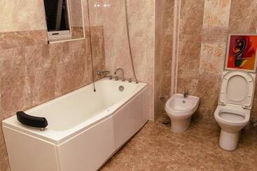 Samsy Hotel And Suites Benin City