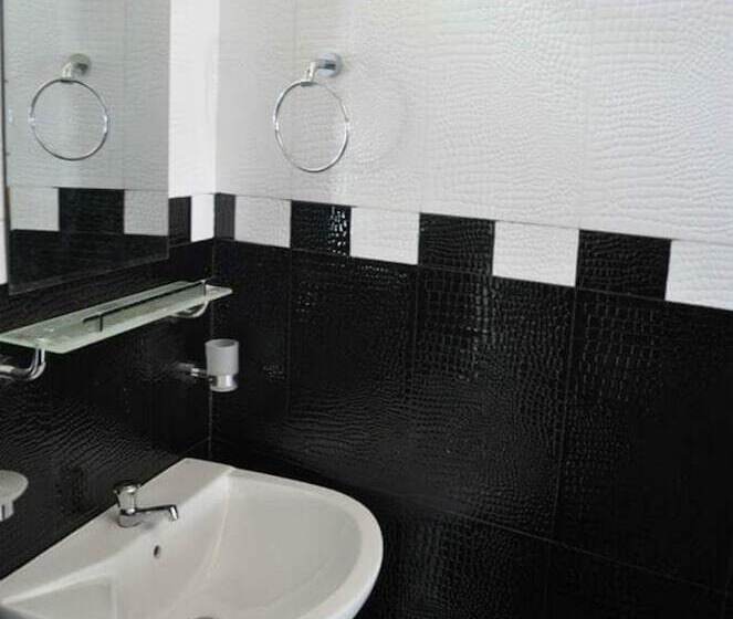 تختخواب و صبحانه Omega Hotel & Motel